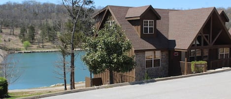 Enjoy the relaxing atmosphere of being right on the lake w/ Ozark mountain views