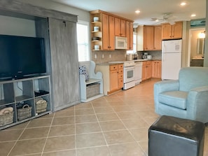Comfortable living area. 46" flat screen TV. DVD & Wi-Fi included.