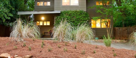 Modern but cozy Mulberry Fields. A custom home in the heart of Athens.