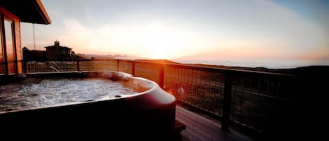 Enjoy the hottub from the large front deck, giving thanks to the setting sun.