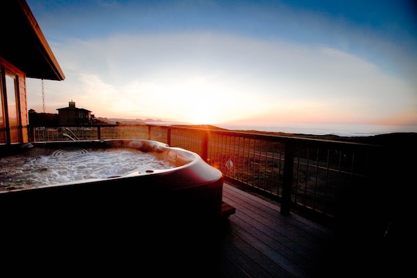 Enjoy the hottub from the large front deck, giving thanks to the setting sun.