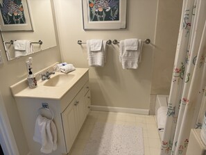 Bathroom with shower/tub