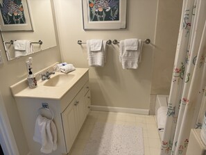 Bathroom with shower/tub