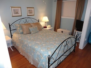 Queen bed 
