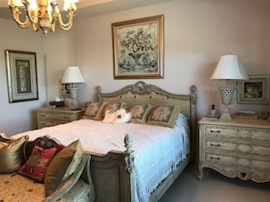 Master Bedroom with very comfortable Kind bed