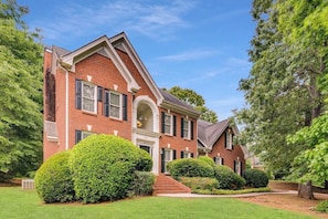 Plenty of space, many bedrooms, and bathrooms, and the pool was an added bonus. Didn't take us long to get to Perimeter and downtown area. Very nice neighborhood!