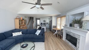 Living Room/Kitchen 