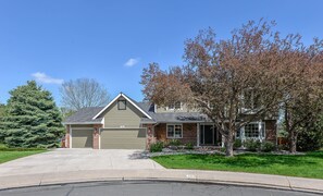 Quiet Cul-de-sac        Large front yard