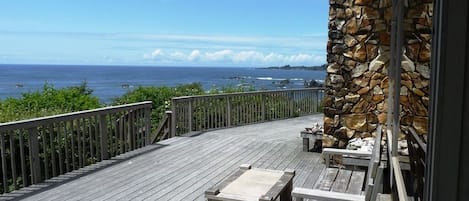Huge ocean-front deck with 180 degree views of the Oregon Coast!
