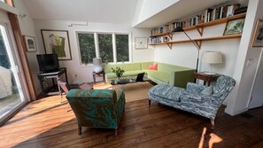 open plan living space--sitting room with TV