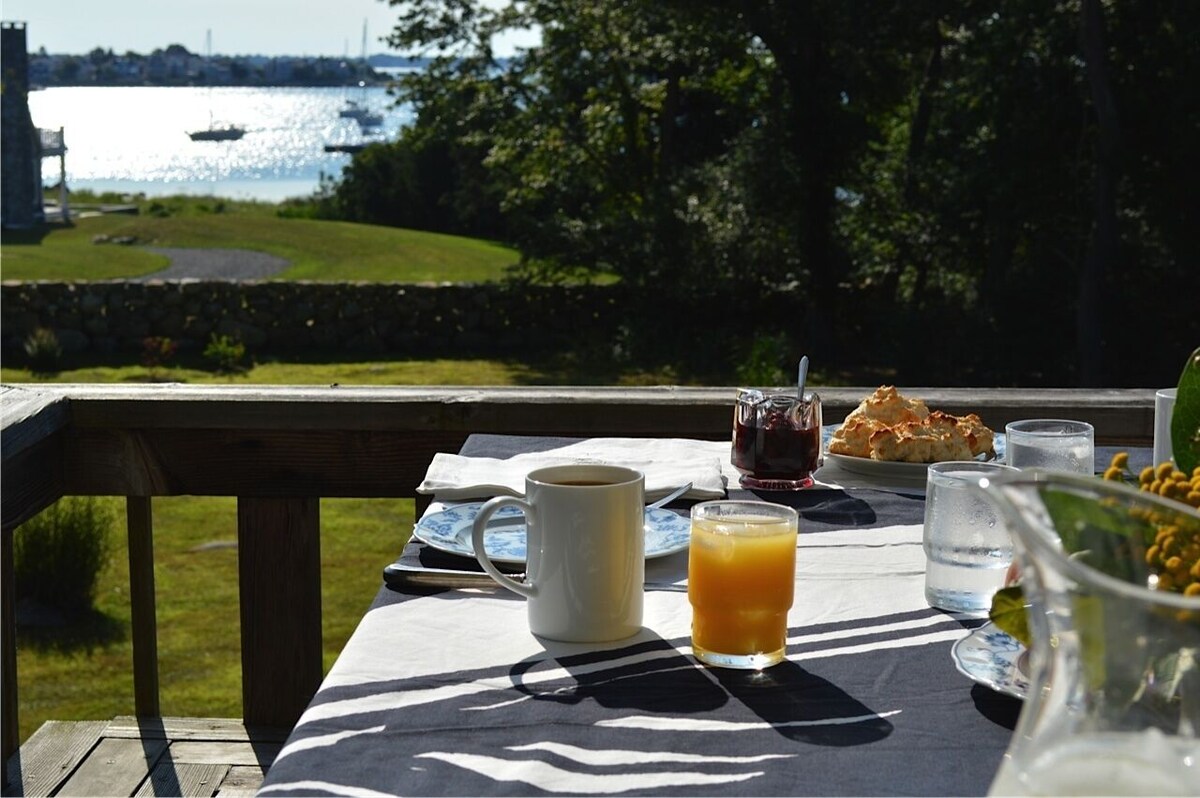 Sunny Scandinavian House on Wamphassuc Pt. Harbor view. Short walk to the beach
