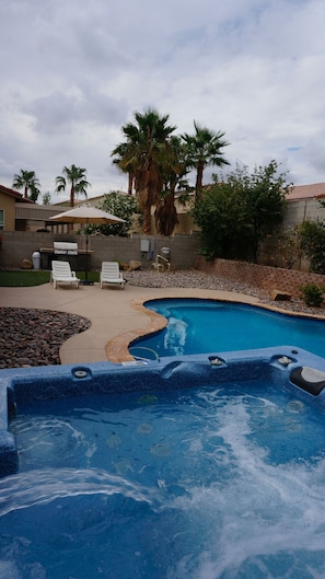 HOT TUB/POOL/BACKYARD