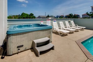 Surf-or-Sound-Realty-Yellow-Fin-612-Hot-Tub