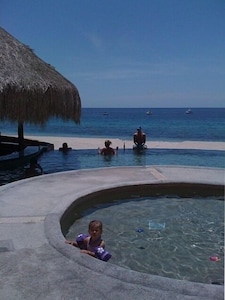 Retiro familiar, amaneceres en el mar de Cortés, villa frente al mar y bar en la piscina.