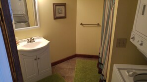 Lake Escape Downstairs Bathroom