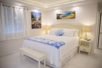 Walk to beach, 3 bd, 2 bth private house, heated pool, yard, AC, WIFI, parking