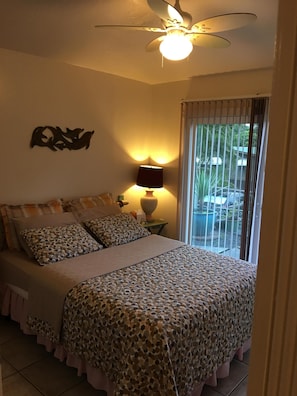 Separate bedroom you see the Ocean and garden you will have a good night sleep.