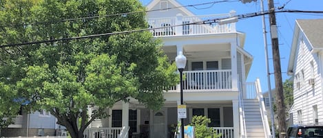 Our Beach House - Front Porch On Every Level - Block From The Beach & Boardwalk