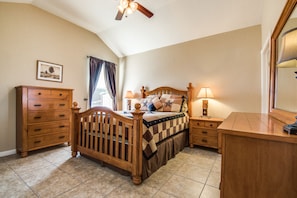 Master Bedroom has a Queen Size Bed, Cable TV and Full Bathroom