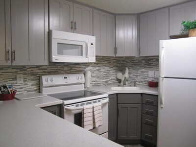 Relax & Have Fun..you Deserve It! Cozy Remodeled 1 Bdrm Condo On Lake Delton