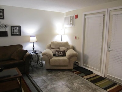 Relax & Have Fun..you Deserve It! Cozy Remodeled 1 Bdrm Condo On Lake Delton