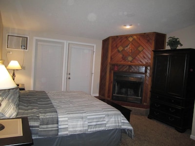 Relax & Have Fun..you Deserve It! Cozy Remodeled 1 Bdrm Condo On Lake Delton