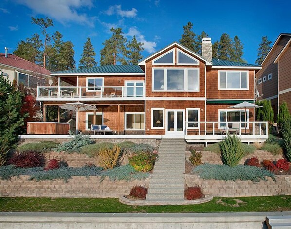 Lakefront View - The hot tub is no longer on the property