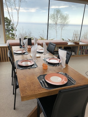 Dinning for six at the lake