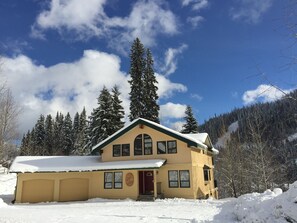 Sleepy Hollows Chalet view from the street