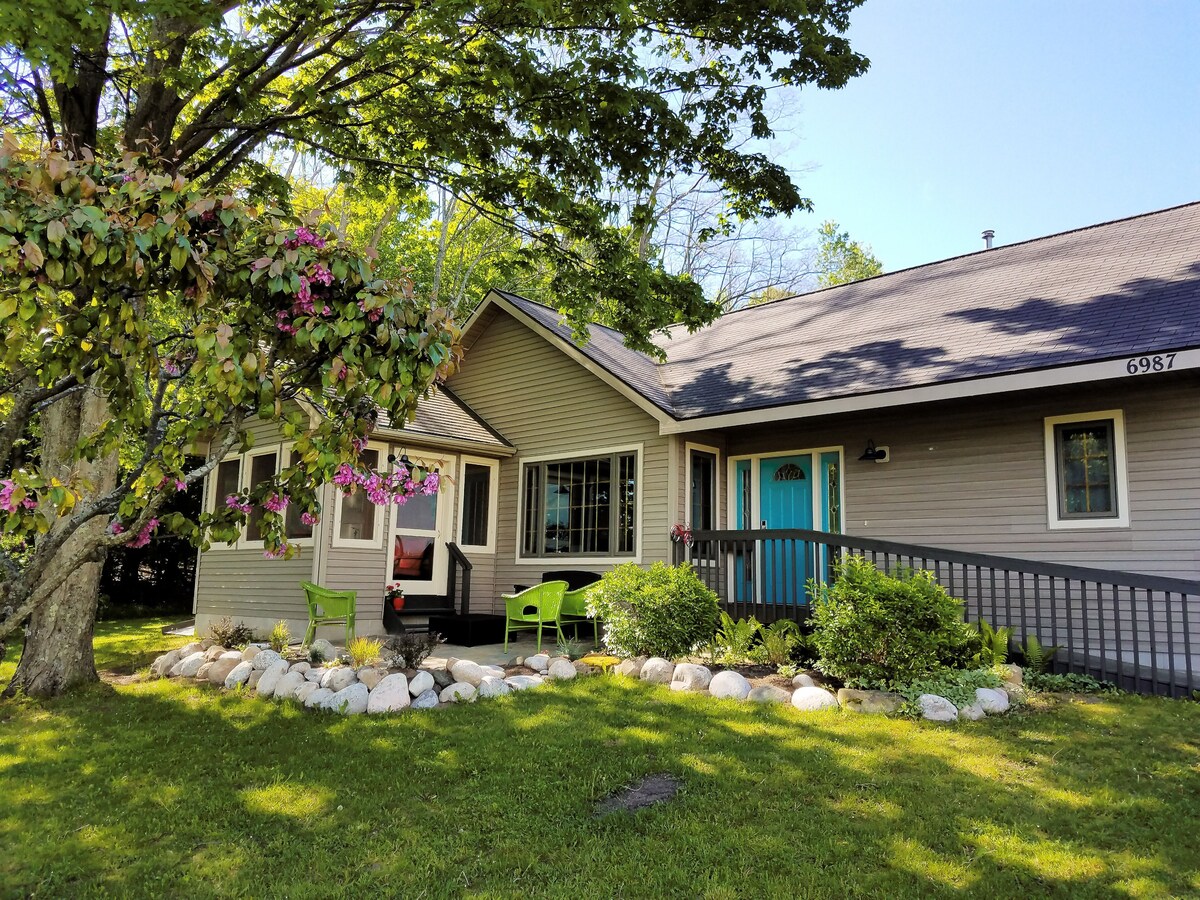 Bear Haven Cottage at Glen Lake Narrows