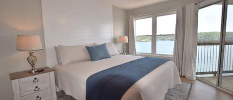 Master Suite - Lay in bed and watch the boats go by on the Main Channel