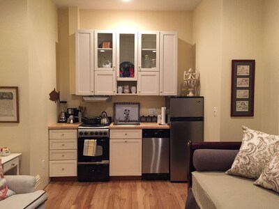 Location, Beauty & Free Parking On Capitol Hill!