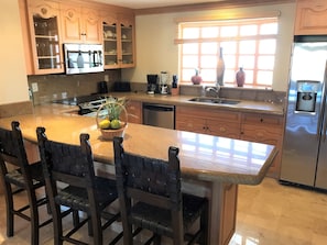 Kitchen with Stainless Steel Appliances, Granite Counter-Tops, Fully Equipped