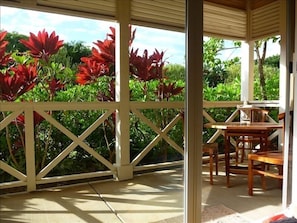 Living room vista looking onto lanai