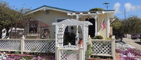 Front yard and entrance.