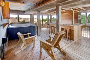 Tiki bar, ideal for lively and festive nights.