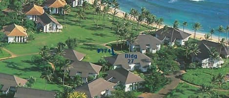 Kiahuna condo #174 in building 27 has an ideal location on the Great Lawn