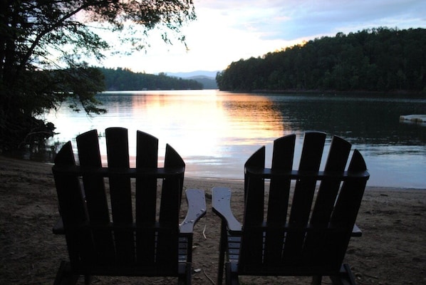 Relax on the sandy beach and enjoy the lake and mountain views!