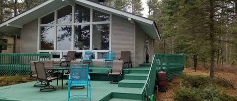 Front deck to relax and view the lake.