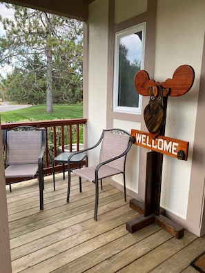 Look for the welcome moose on the front porch. 