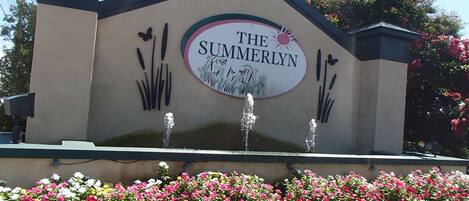 The beautiful and welcoming entrance sign to the Summerlyn