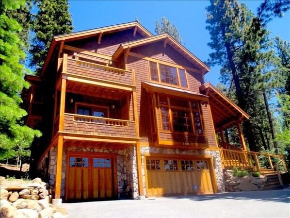 Gorgeous Craftsman-style home 2,600+ sq. ft - just minutes to Historic Truckee!