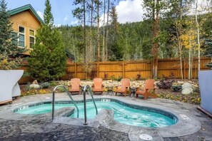 Community Hot Tub, just a couple minute walk out the front door!