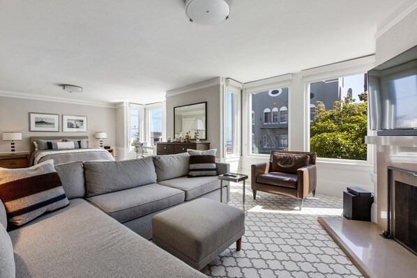 Gorgeous Russian Hill Junior One Bedroom with 50+ 5 Star Reviews!