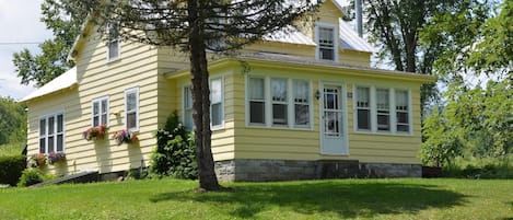 Charming Country Retreat Minutes from Windham