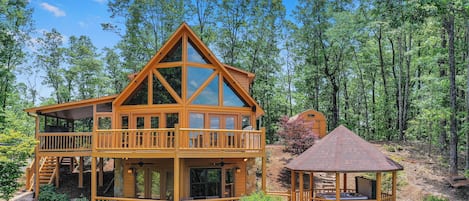 Private gazebo with therapeutic hot-tub adjoins the cabin.