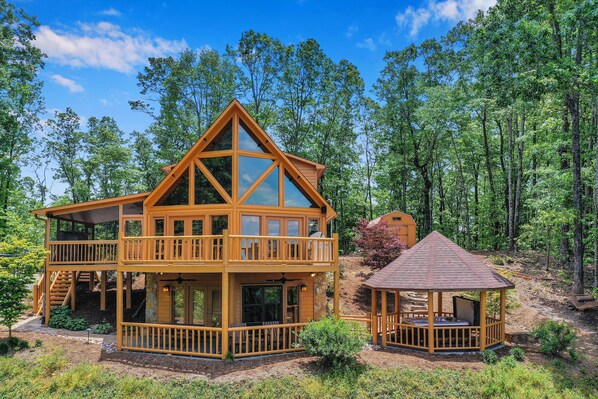 Private gazebo with therapeutic hot-tub adjoins the cabin.