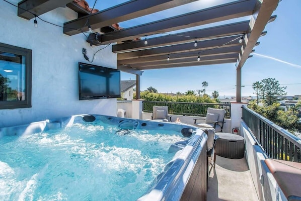 Picture yourself with your friends or family relaxing in this huge 120-jet PRIVATE jacuzzi overlooking the beautiful pacific ocean. Watch TV from the Jacuzzi as well or enjoy the overhead string lights for ambiance at night.