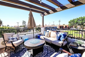 Sit with family and friends in comfy outdoor furniture enjoying a gas firepit. Cook S'mores with the kids or enjoy a drink with your sweetheart :)
