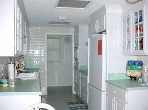 Fully Equipped Gourmet Kitchen & Laundry Room w/full sized washer & dryer